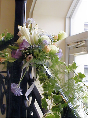 ゲストハウス内　階段の花飾り